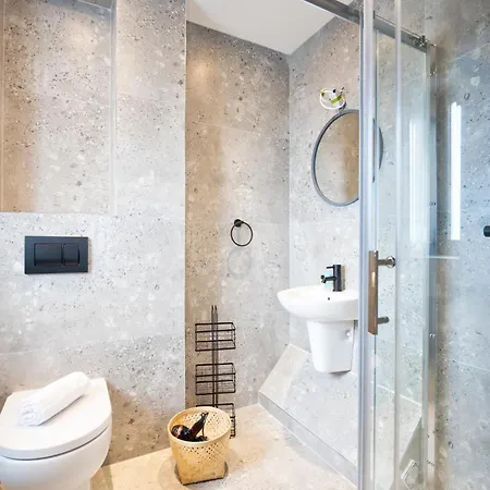 Stunning 2 Bed, 2 Bath House Near National Stadium, *