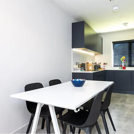 Stunning 2 Bed, 2 Bath House Near National Stadium, Ferienhaus *