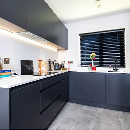 Stunning 2 Bed, 2 Bath House Near National Stadium, Ferienhaus