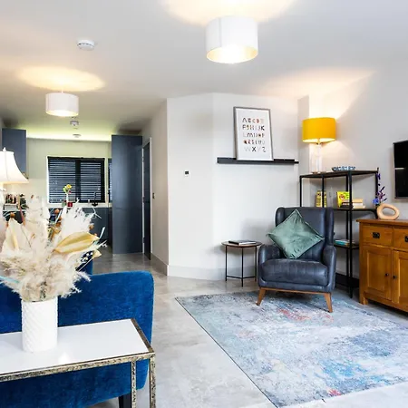 Stunning 2 Bed, 2 Bath House Near National Stadium, Ferienhaus