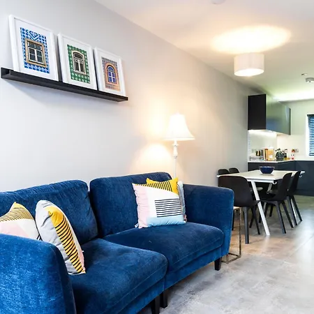 Stunning 2 Bed, 2 Bath House Near National Stadium, Ferienhaus *