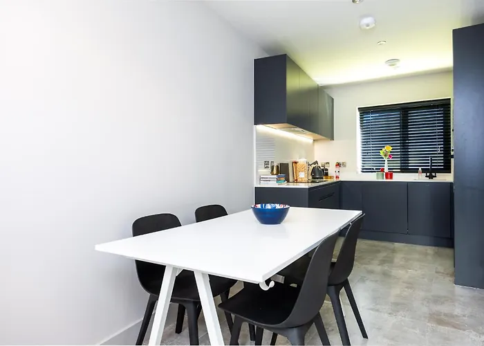 Stunning 2 Bed, 2 Bath House Near National Stadium, بيت للعطل *