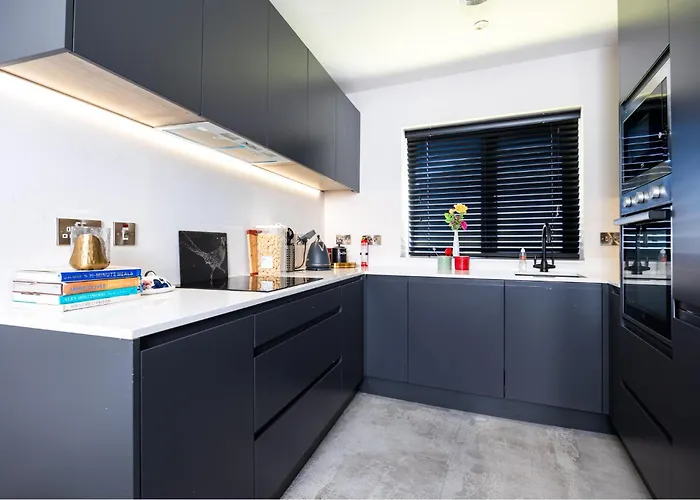 Stunning 2 Bed, 2 Bath House Near National Stadium, بيت للعطل