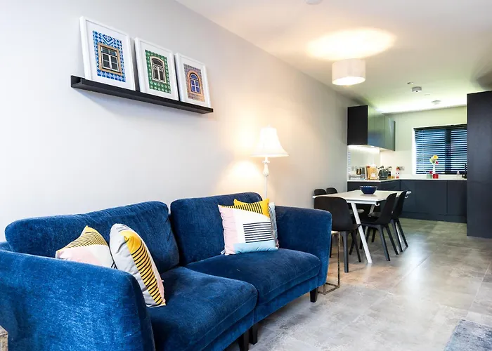 Stunning 2 Bed, 2 Bath House Near National Stadium, بيت للعطل *