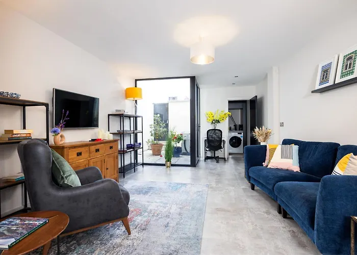 بيت للعطل Stunning 2 Bed, 2 Bath House Near National Stadium,