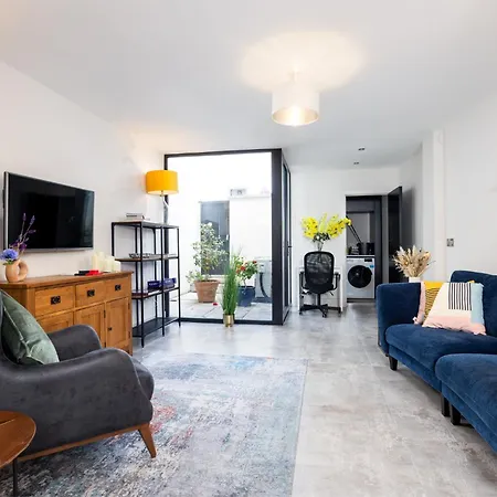 別荘 Stunning 2 Bed, 2 Bath House Near National Stadium,